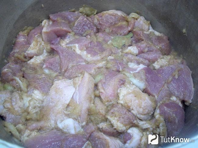 Мясо с луком перемешано