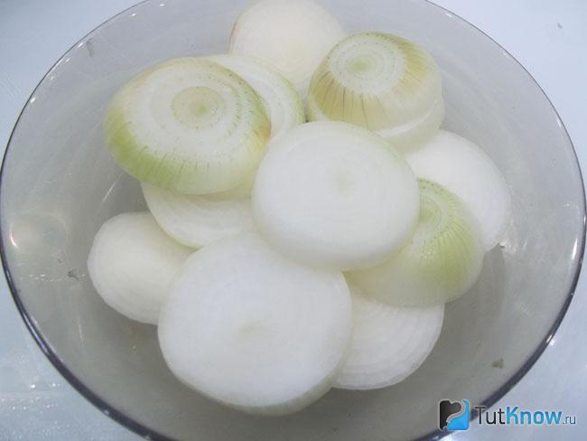 Лук нарезан кольцами и замаринован