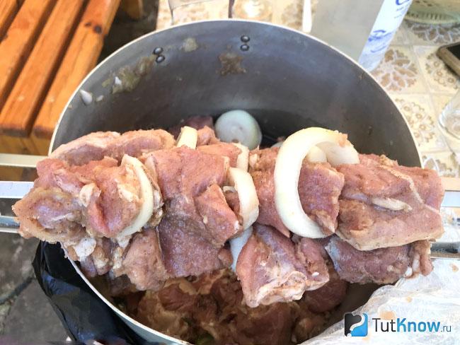 Мясо нанизано на шампуры
