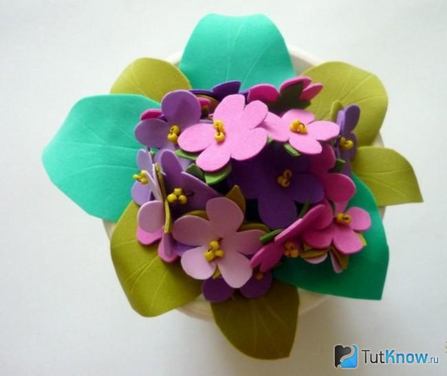 Готовый букет из искусственных фиалок