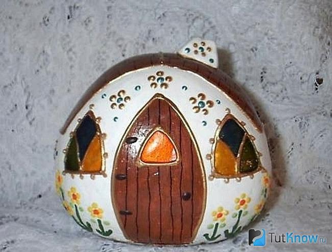 Домик нарисован на камне