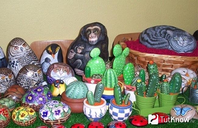 Множество расписанных камней