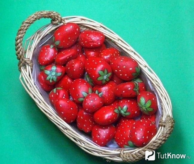 Множество камней, расписанных в виде клубники