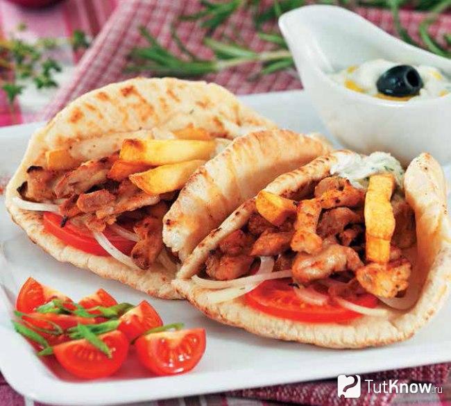 Гирос с бараниной под клюквенным соусом