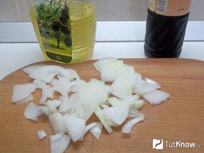 Репчатый лук нашинкован полукольцами