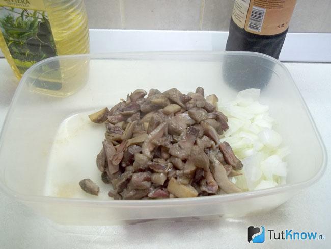 Грибы и лук сложены в миску для маринования
