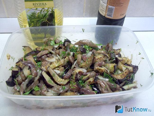 Маринованные баклажаны с грибами заправлены соусом