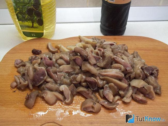 Грибы нарезаны кусочками
