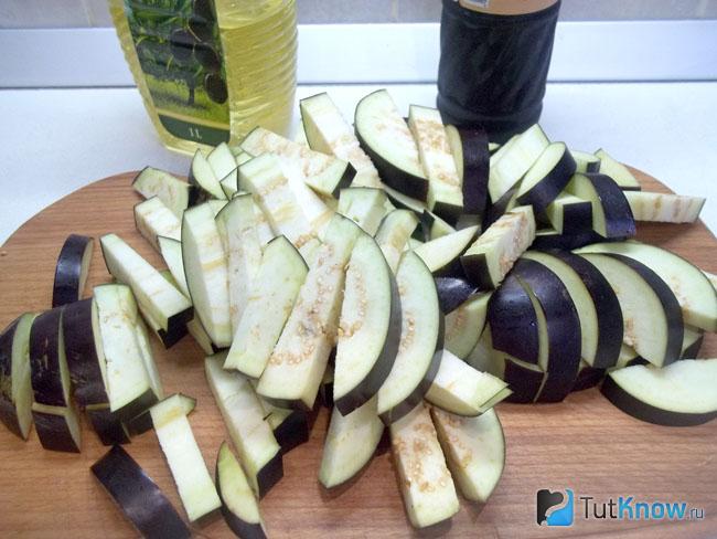 Баклажаны нарезаны брусками