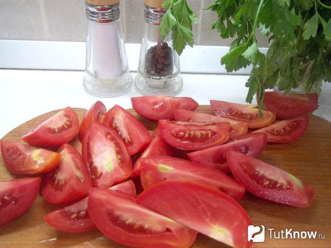 Помидоры нарезаны дольками