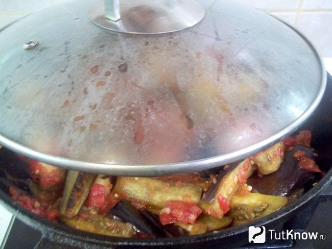 Баклажаны тушатся под крышкой