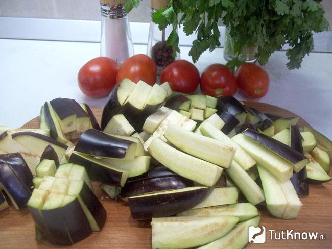 Баклажаны нарезаны брусками