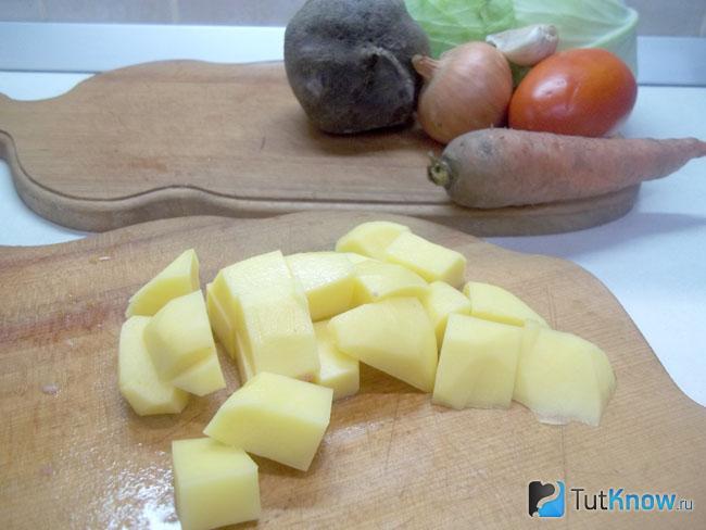 Картофель очищен и нарезан кубиками