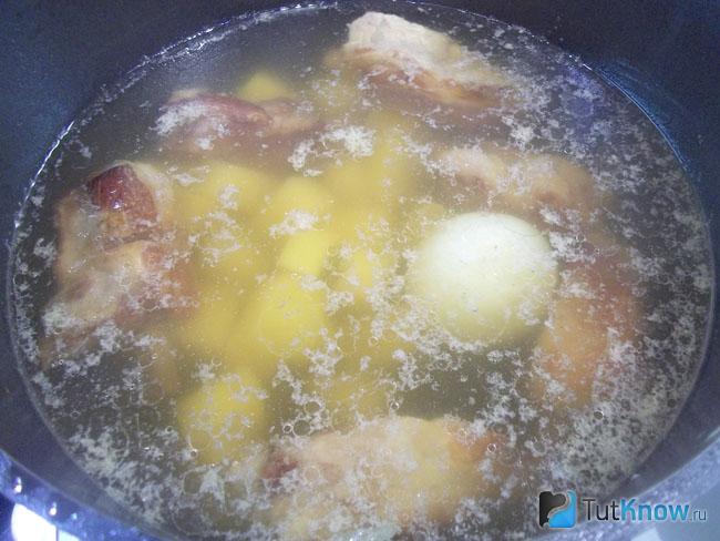 Картофель с мясом почти доведены до готовности