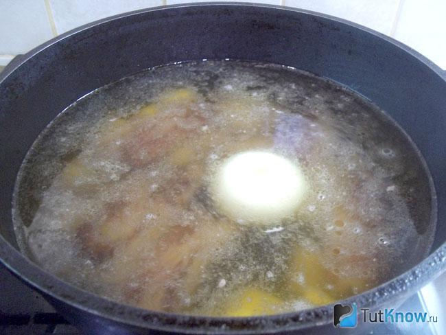 Ребра с картофелем залиты водой