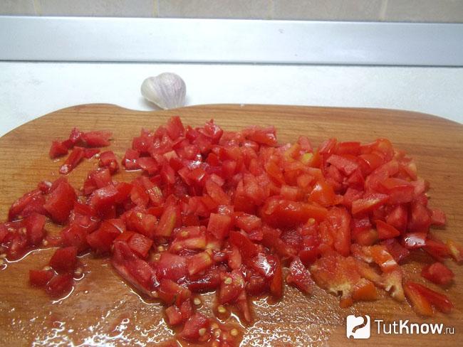 Помидоры нарезаны мелкими кубиками