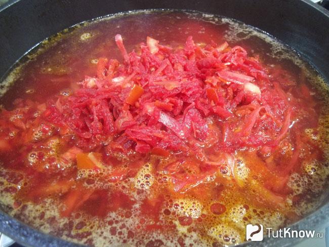 К мясу с картофелем добавлены тушеные овощи