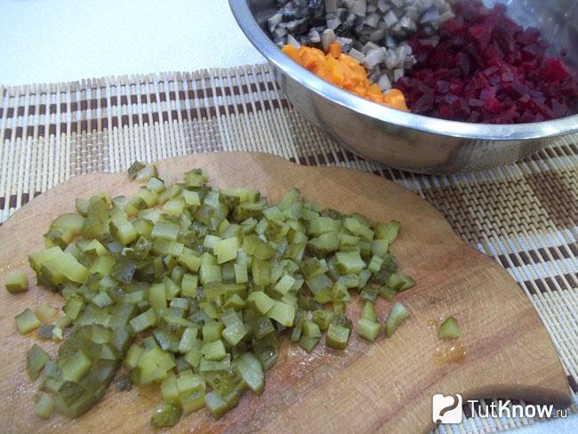 Огурцы нарезаны кубиками