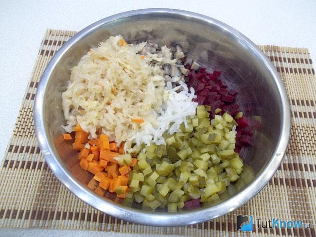 Продукты сложены в миску и заправлены маслом