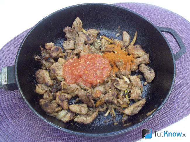 В сковороду к мясу добавлен томатный соус и пряности