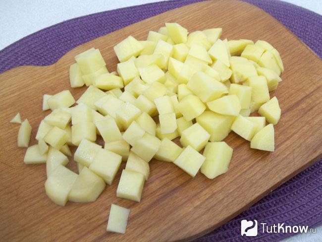 Картофель нарезан брусками