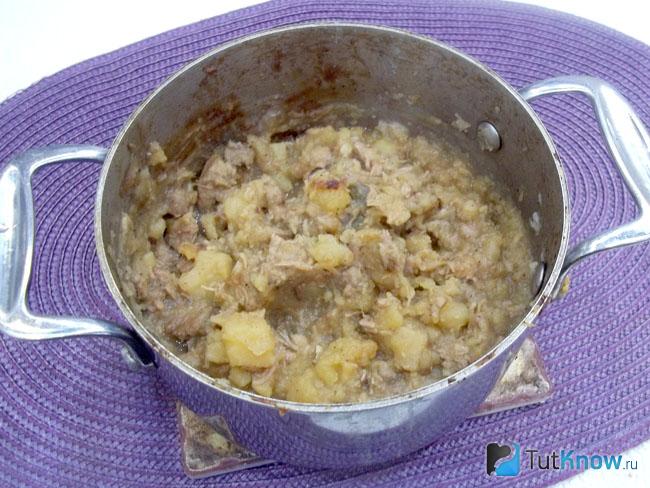 Готовая картофельная каша со свининой