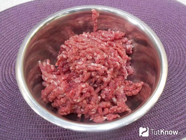 Мясо перекручено через мясорубку