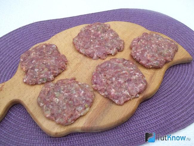 Из фарша сформированы круглые плоские отбивные
