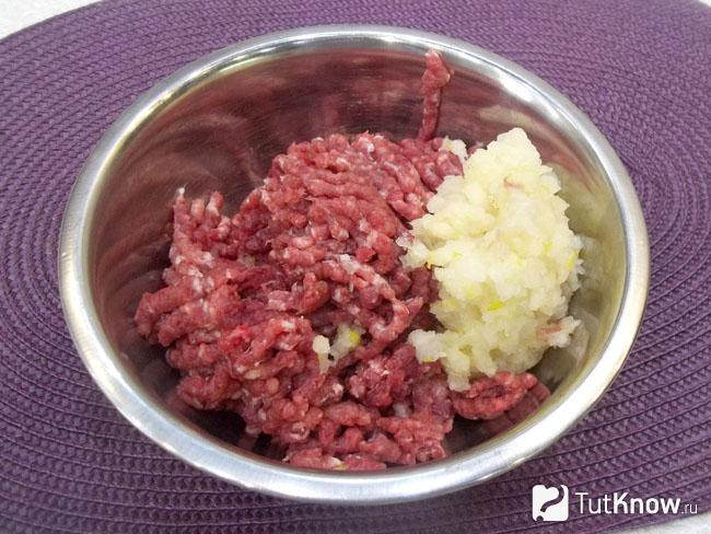 Лук перекручен через мясорубку