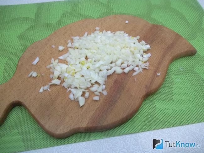 Репчатый лук нарезан кубиками
