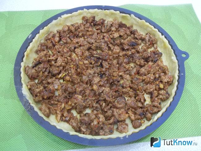 На тесто выложена мясная начинка