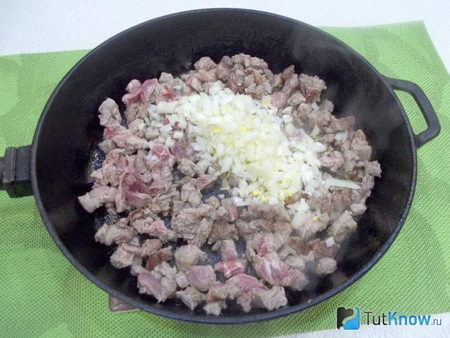 К мясу добавлен лук