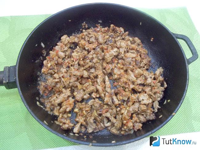 Мясо тушится с томатом