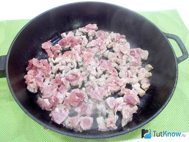 Мясо жарится на сковороде