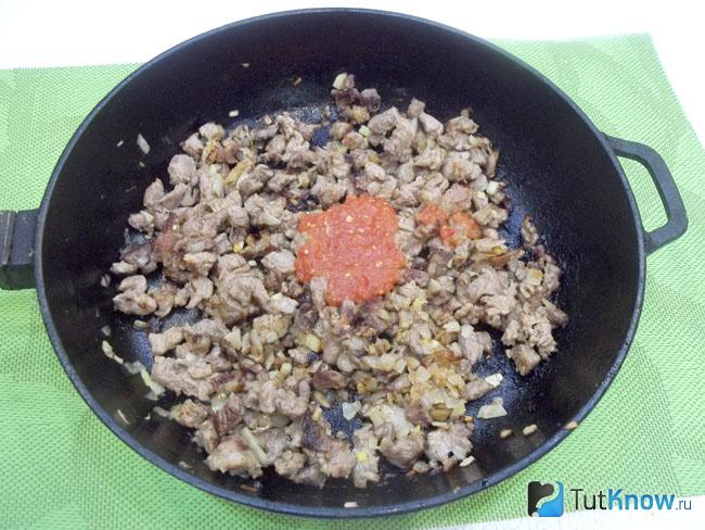 К мясу добавлен томат