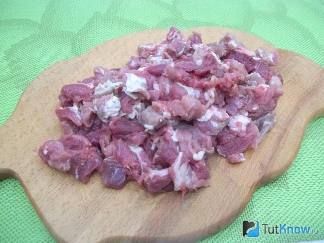 Мясо нарезано кусочками