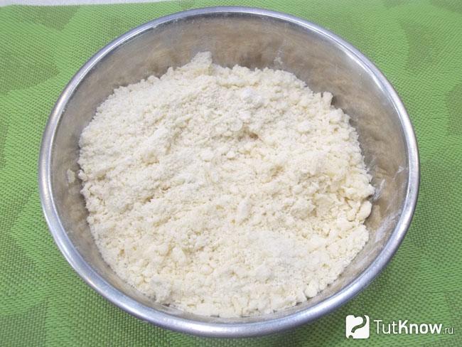 Продукты перемешаны руками до состояния мучной крошки