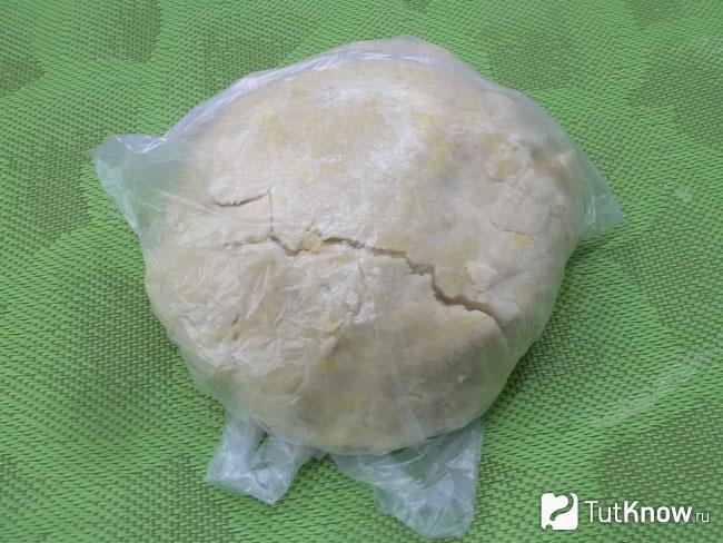 Тесто обернуто пакетом и отправлено в холодильник