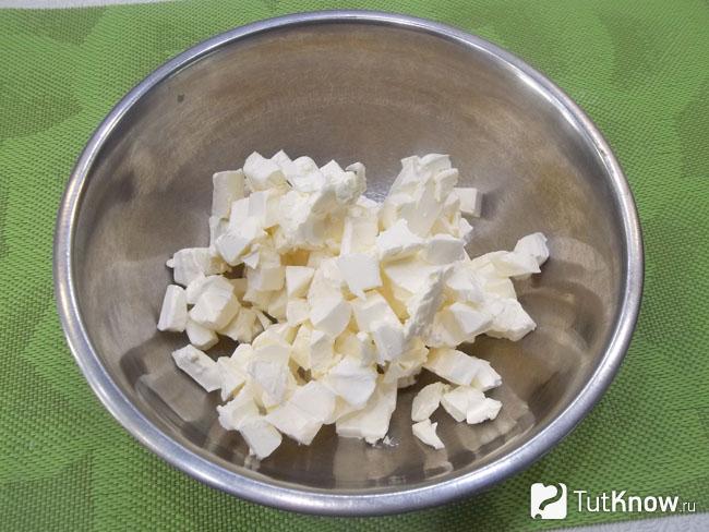 Масло нарезано кусочками