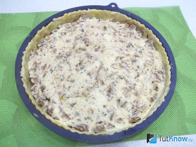 Мясная начинка залита сметанным соусом