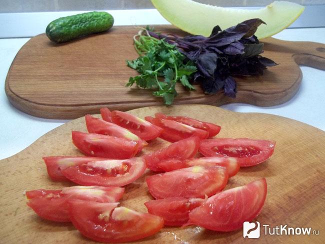 Помидоры нарезаны дольками