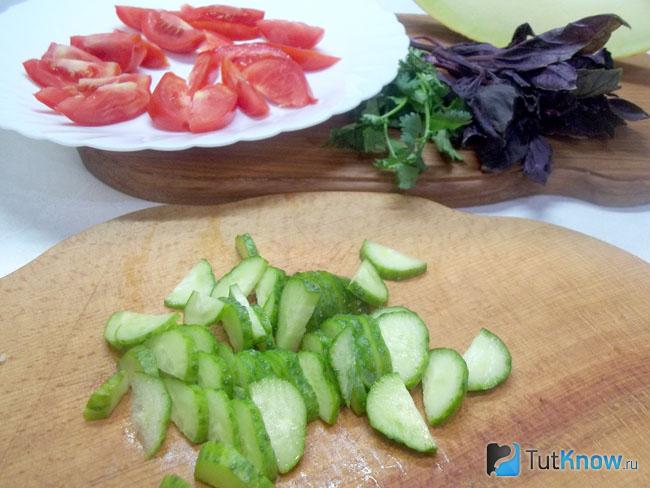 Огурцы нарезаны полукольцами