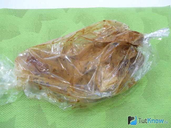 Рукав зафиксирован с двух сторон и отпаравлен в духовку