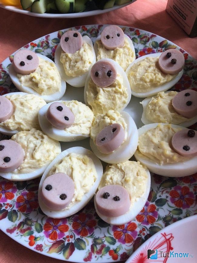Закуски из яйца и сосиски