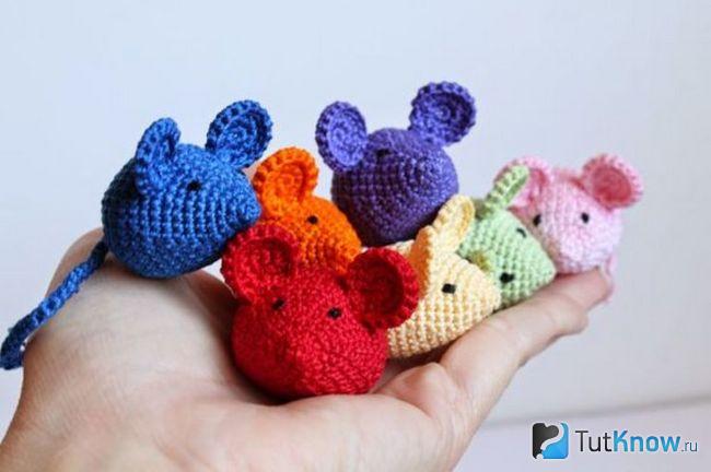 Мягкие игрушечные мышки на ладони