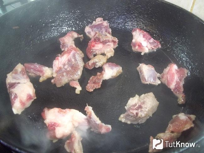 Мясо жарится в сковороде