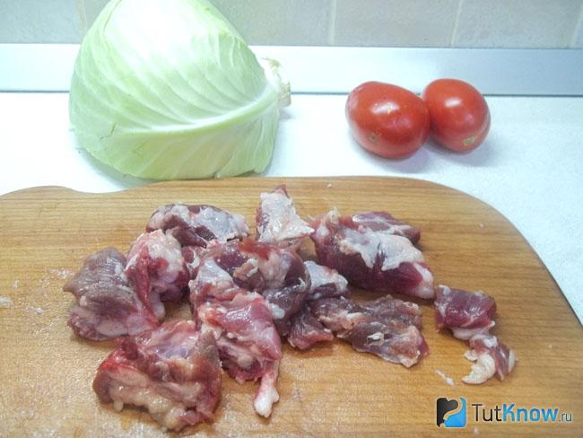 Мясо нарезано кусочками