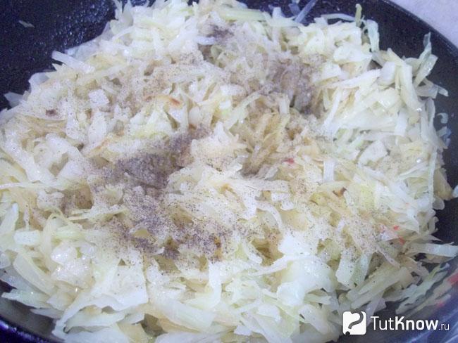 Капуста жарится в сковороде