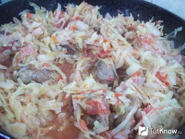 Готовая тушеная капуста с мясом и помидорами
