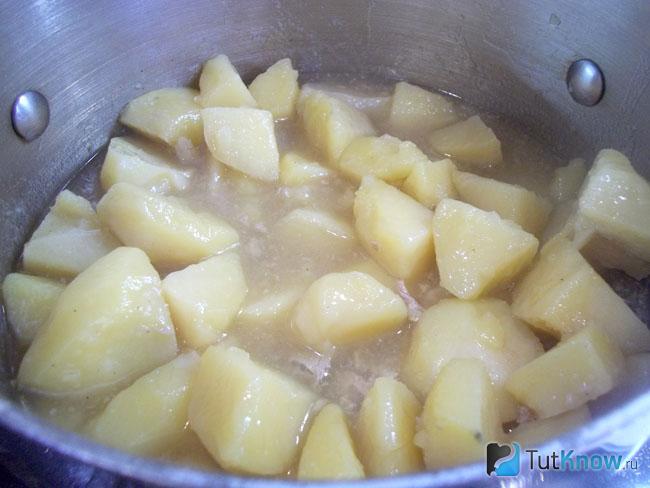 Готовая тушеная картошка в мясном бульоне